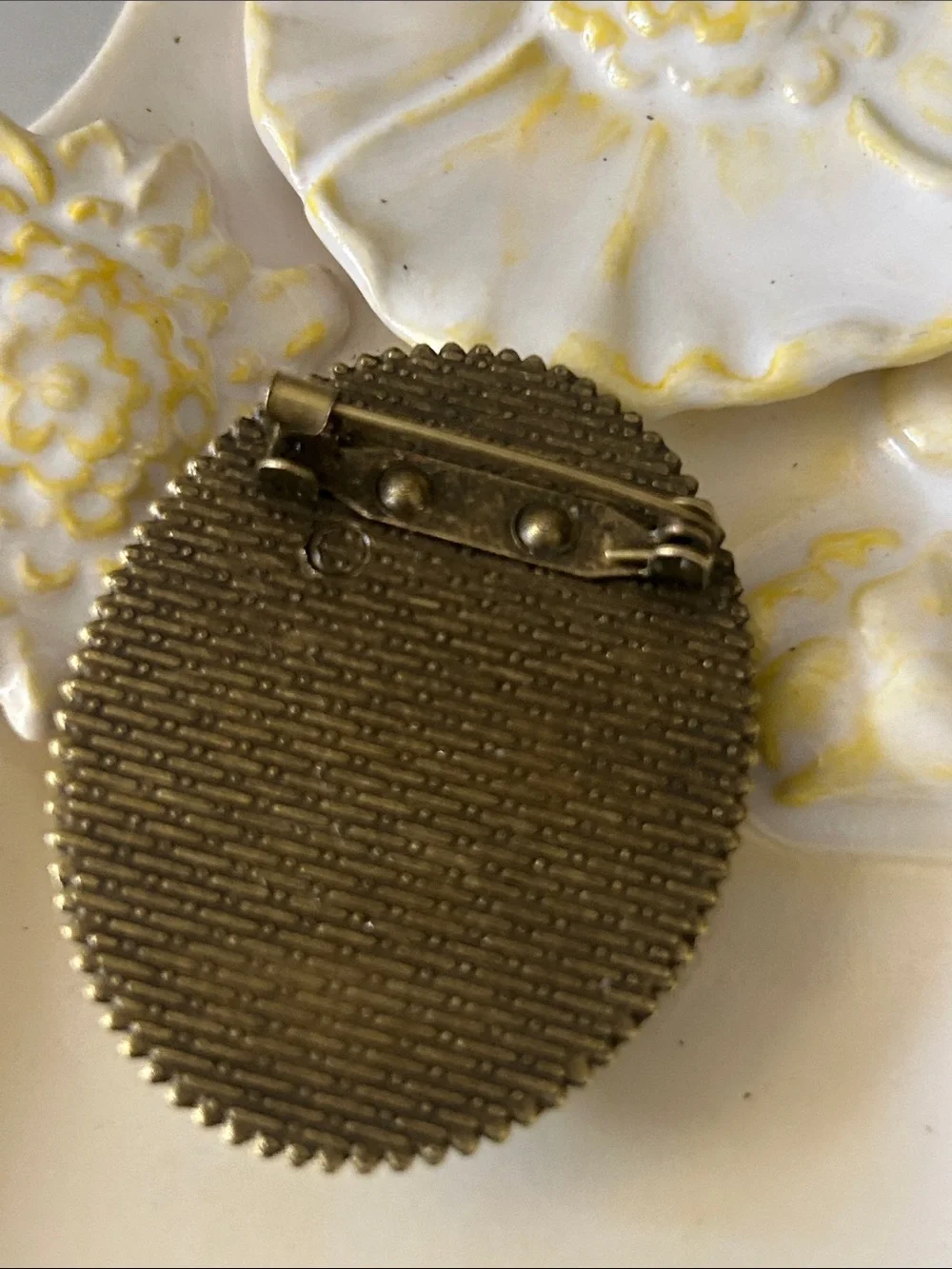 Vintage-Inspired Black and Yellow Cameo Brooch - Women Jewelry